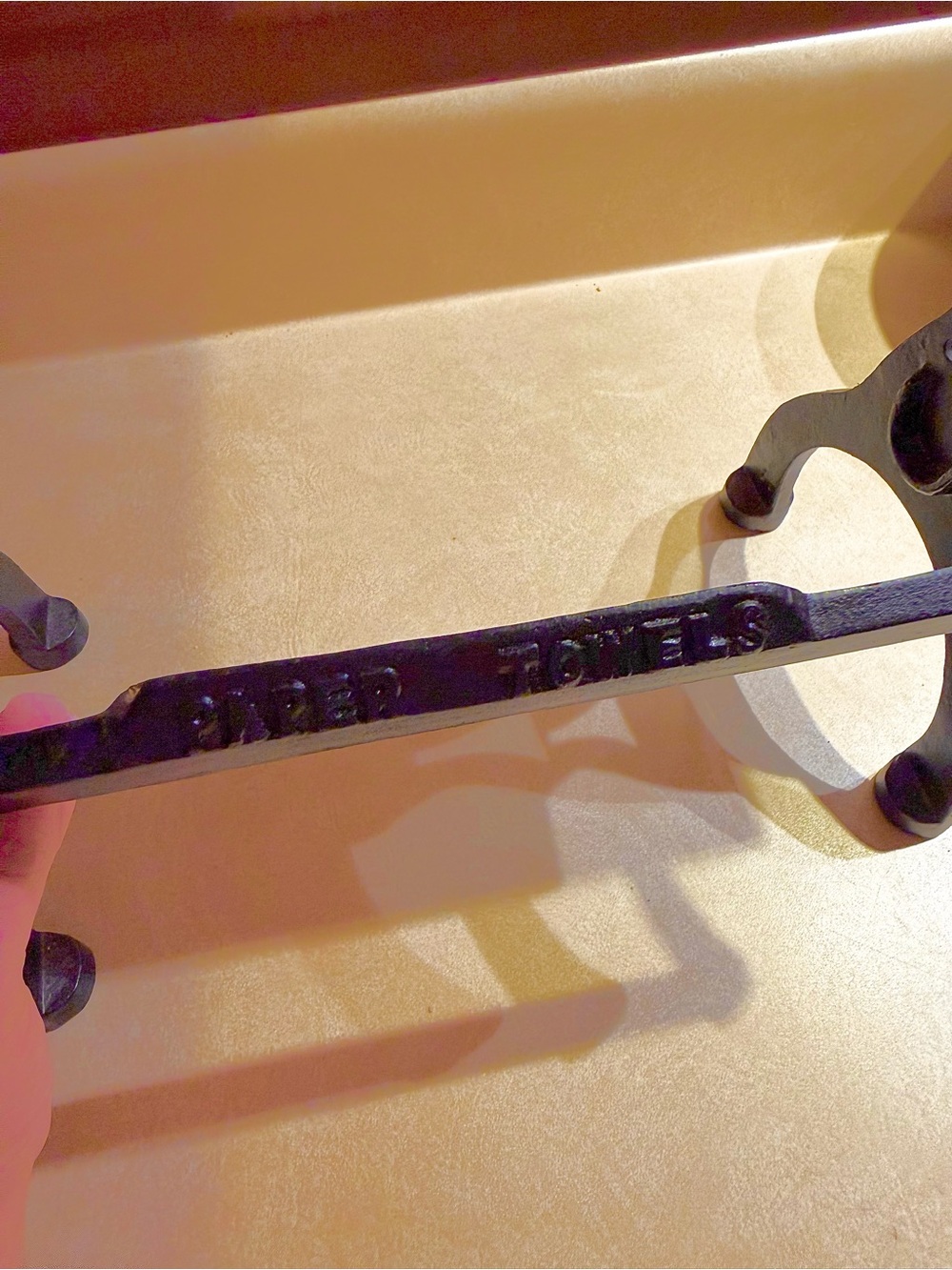 vintage-style farmhouse kitchen paper towel holder - Picture 2 of 6